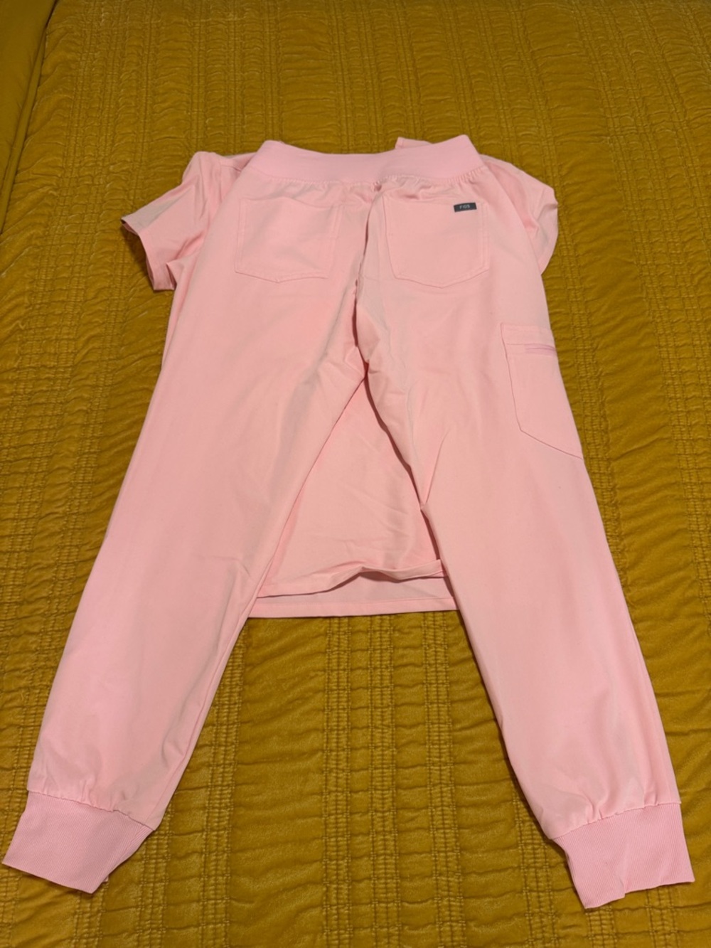Figs Light Pink V-Neck Scrub Top and Jogger Set XS TOP / XSP JOGGERS - Picture 2 of 6